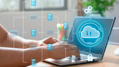 Mani di una persona su un notebook che sta utilizzando il coupon Nextcloud